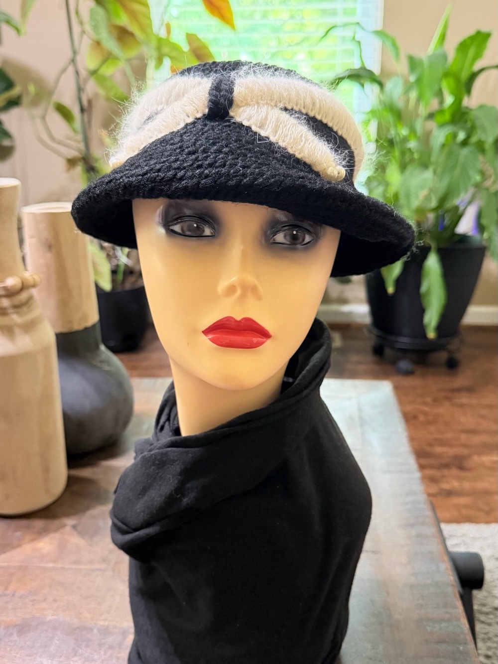 EUC Vintage 1960s Needlepoint by Everitt Black Wool Cloche Hat Ivory Trim Pearls